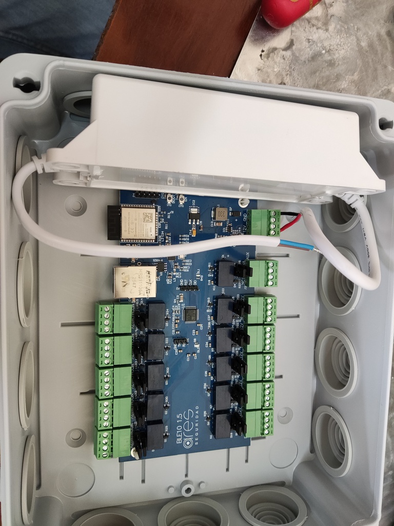 AUBOX. BLE10. Controladora de hasta 10 puertas. Incluida caja envolvente y fuente de alimentación