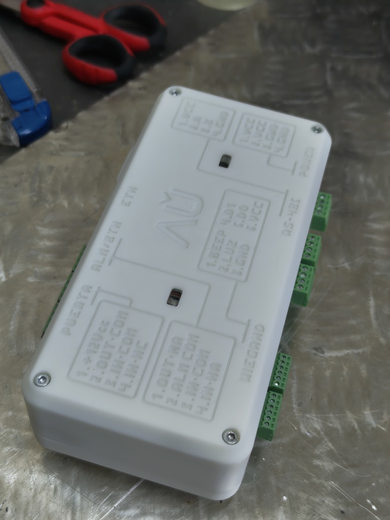 AUBOX. Gateway. Controladora avanzada para accesos. Permite abrir la puerta con diferentes tecnologías. Mediante el móvil, tarjeta y/o código numérico en el teclado. Dispone de entradas y salidas configurables para integrarse con otras acciones.  Envío de avisos y alarmas